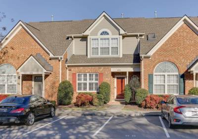 606 W Lake Circle, Chesapeake, VA 23322