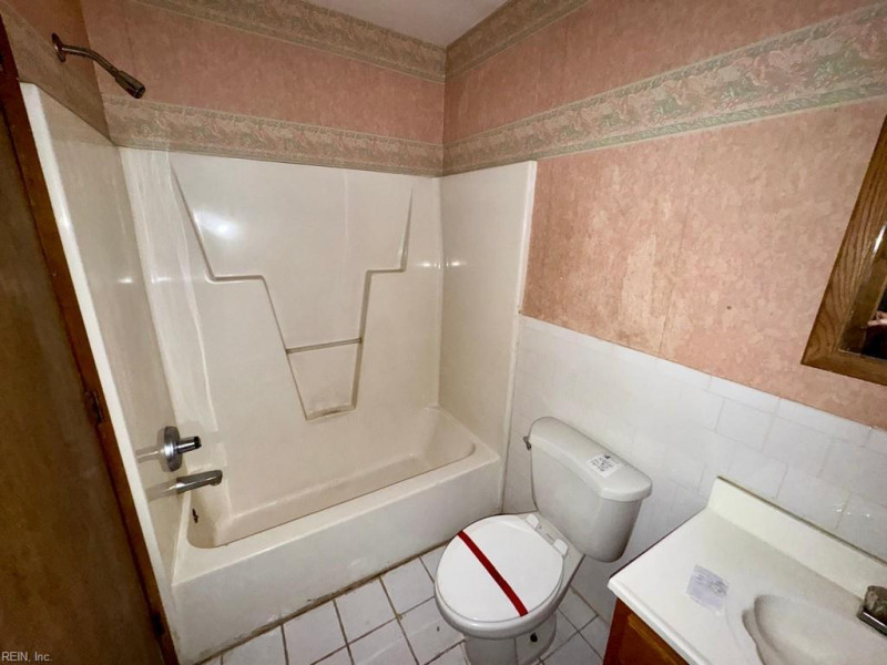 Photo 18 of 24 residential for sale in Chesapeake virginia