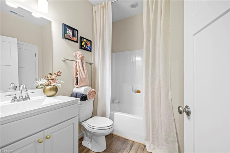 Photo 11 of 18 residential for sale in Suffolk virginia