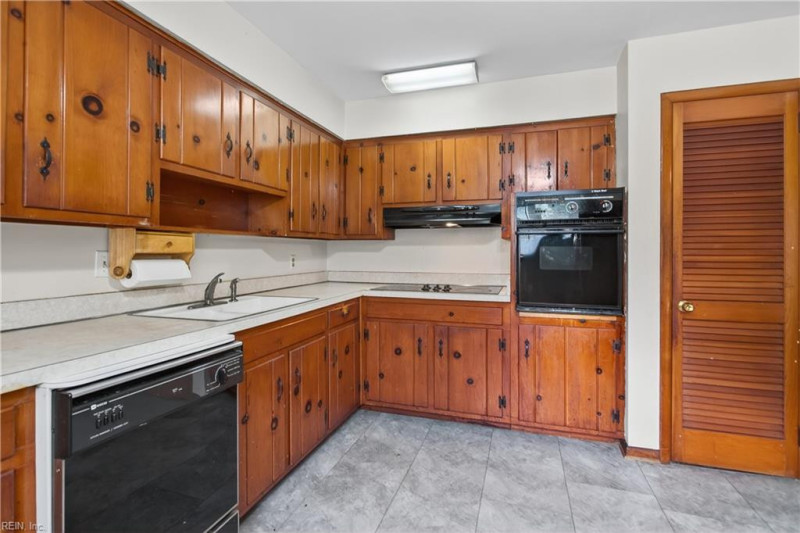 Photo 4 of 32 residential for sale in Hampton virginia