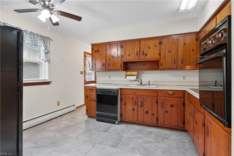 Photo 7 of 32 residential for sale in Hampton virginia