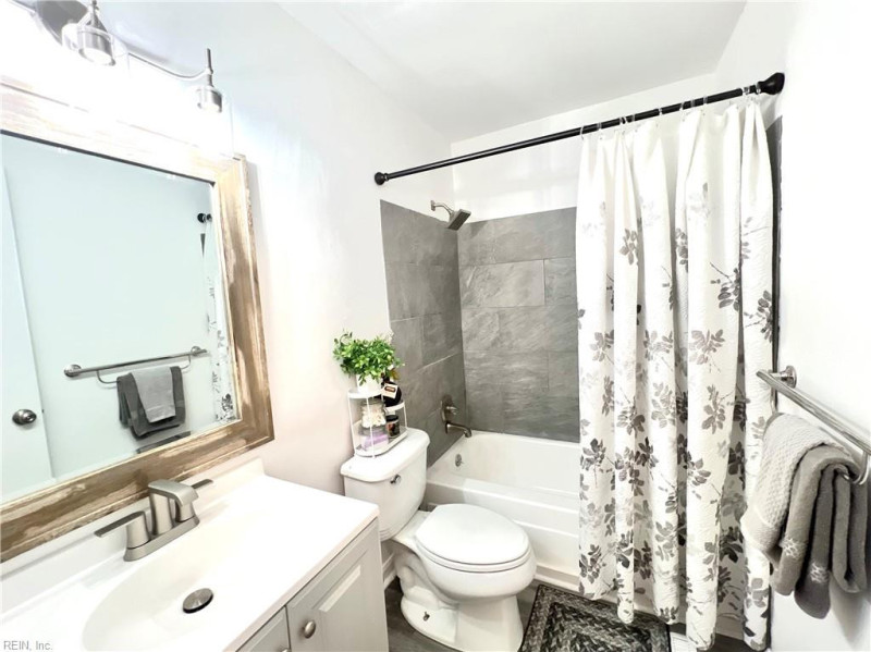 Photo 11 of 18 residential for sale in Chesapeake virginia