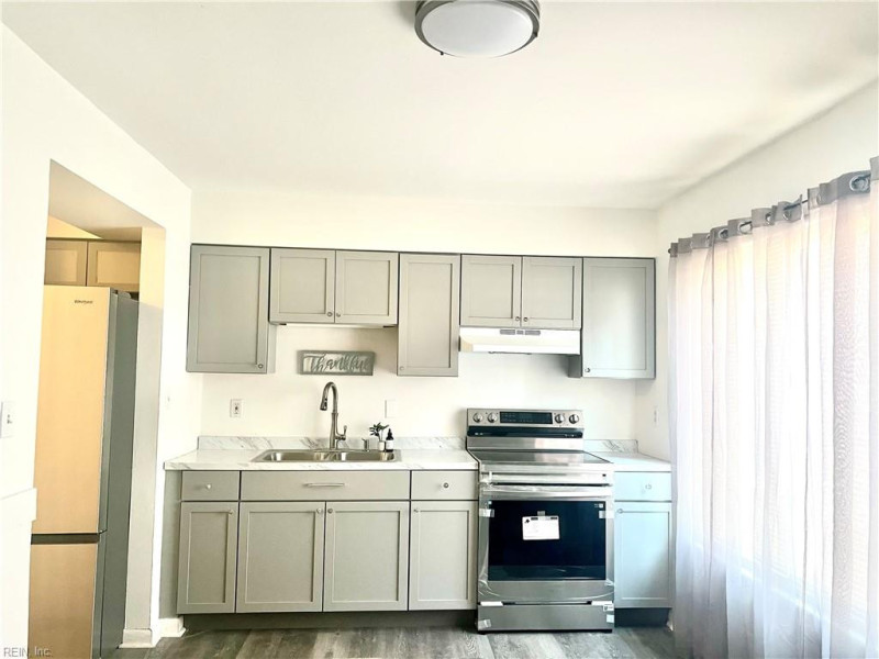 Photo 2 of 18 residential for sale in Chesapeake virginia