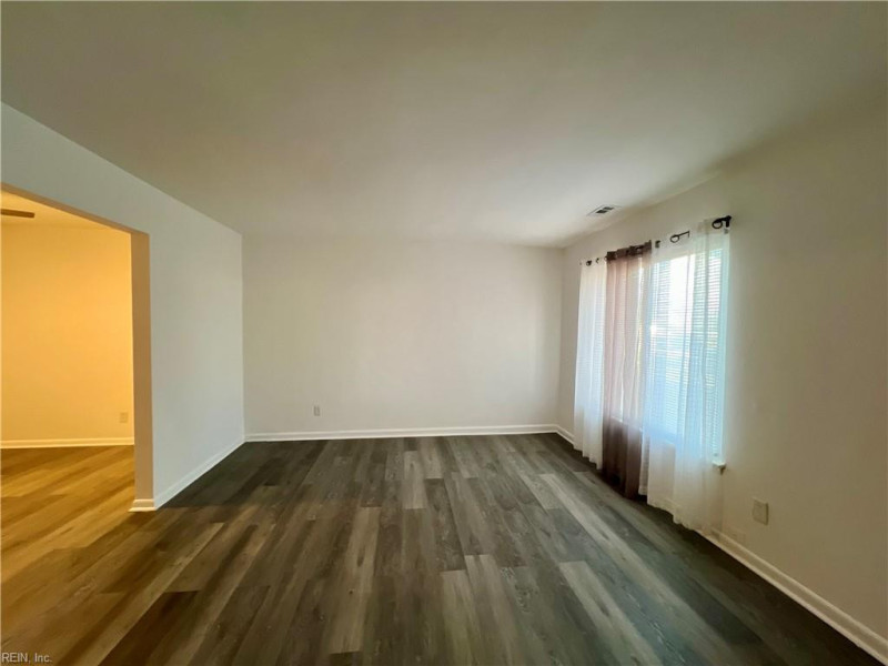 Photo 5 of 18 residential for sale in Chesapeake virginia