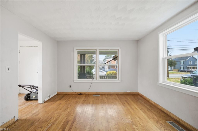 Photo 5 of 32 residential for sale in Norfolk virginia