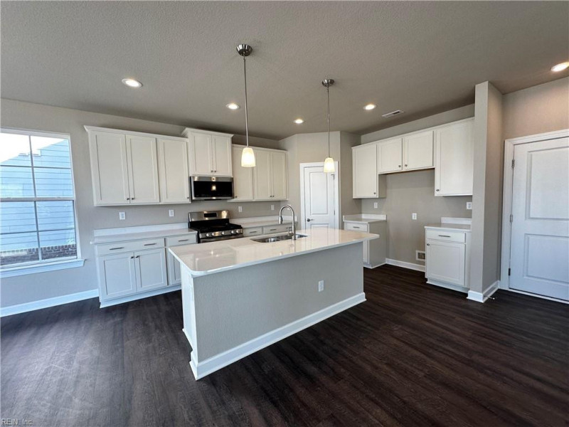 Photo 4 of 12 residential for sale in Suffolk virginia