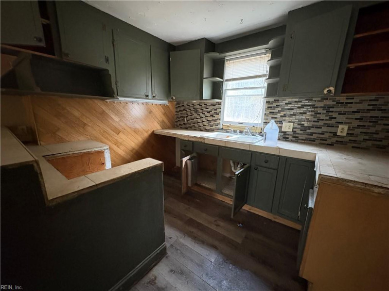 Photo 8 of 27 residential for sale in Middlesex County virginia