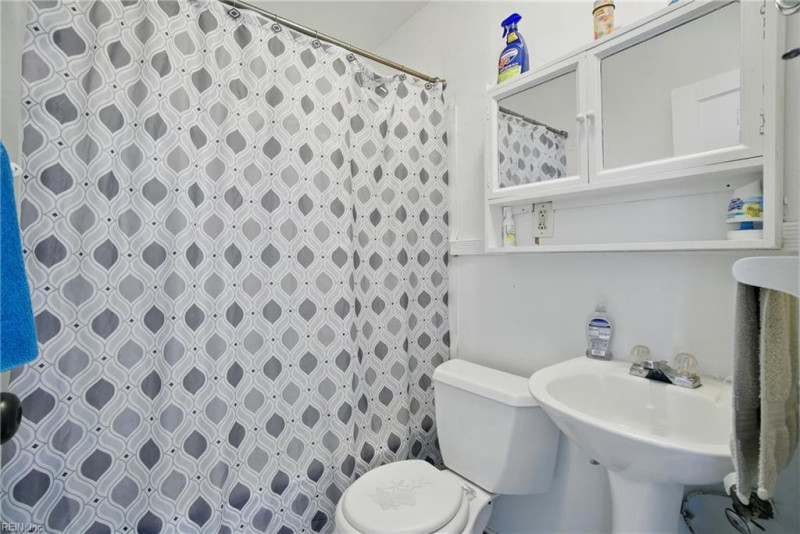 Photo 18 of 31 residential for sale in Portsmouth virginia
