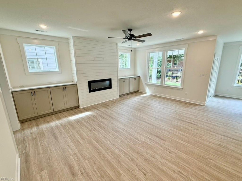 Photo 4 of 34 residential for sale in Chesapeake virginia