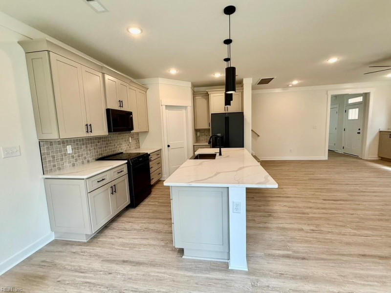 Photo 8 of 34 residential for sale in Chesapeake virginia