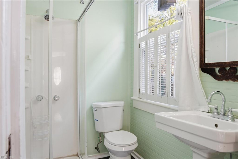Photo 19 of 35 residential for sale in Portsmouth virginia