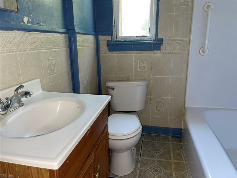 Photo 18 of 23 residential for sale in Portsmouth virginia