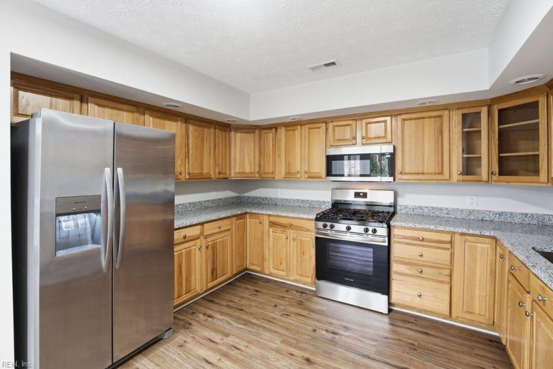 Photo 4 of 36 residential for sale in Hampton virginia