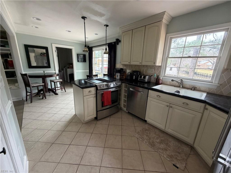 Photo 8 of 26 residential for sale in Chesapeake virginia