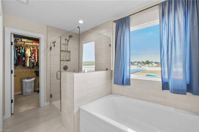 Primary Bath Soaker Tub!