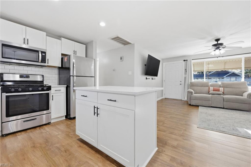 Photo 3 of 35 residential for sale in Portsmouth virginia