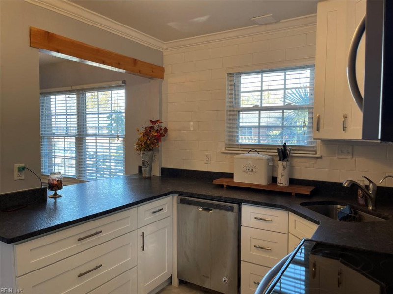 Photo 4 of 13 residential for sale in Virginia Beach virginia