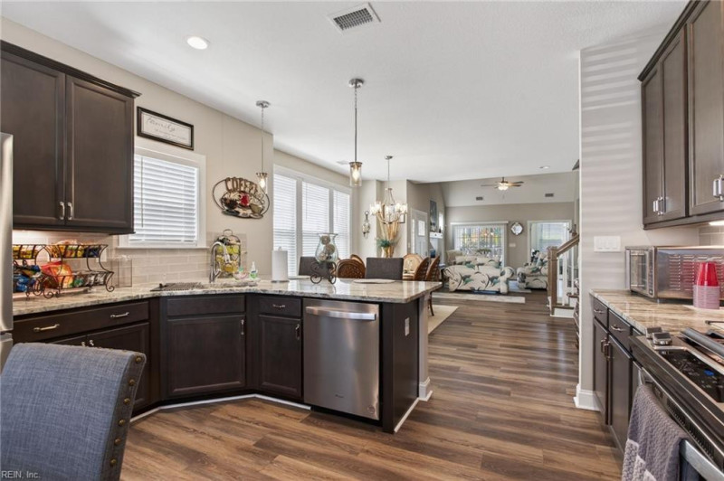 Photo 5 of 39 residential for sale in Chesapeake virginia