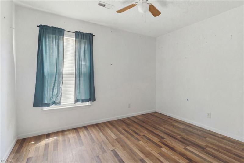 Photo 16 of 27 residential for sale in Chesapeake virginia