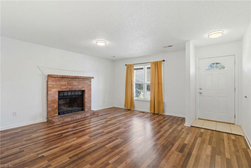 Photo 3 of 27 residential for sale in Chesapeake virginia