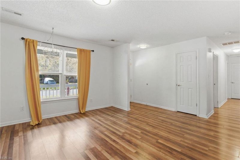 Photo 4 of 27 residential for sale in Chesapeake virginia