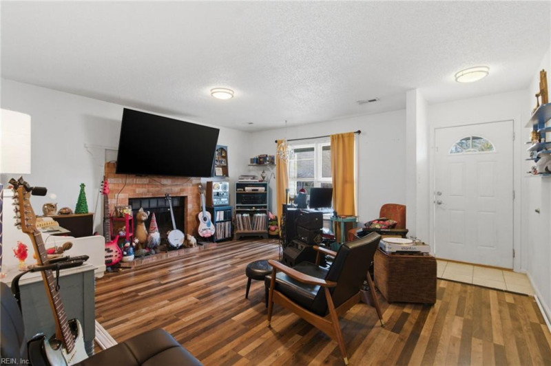 Photo 5 of 27 residential for sale in Chesapeake virginia