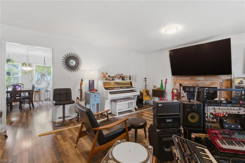 Photo 7 of 27 residential for sale in Chesapeake virginia
