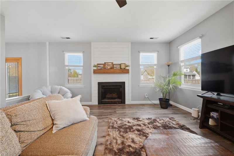 Photo 11 of 47 residential for sale in Chesapeake virginia
