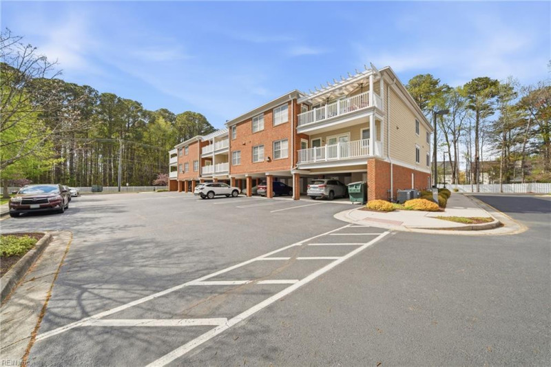 Photo 4 of 38 residential for sale in Chesapeake virginia