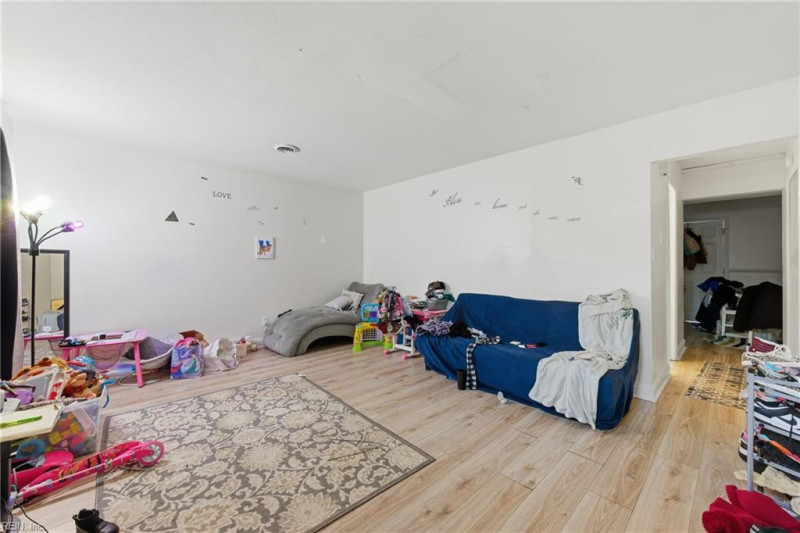 Photo 5 of 16 residential for sale in Chesapeake virginia