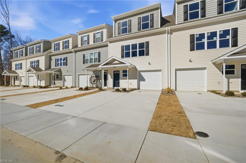 Photo 3 of 34 residential for sale in Suffolk virginia