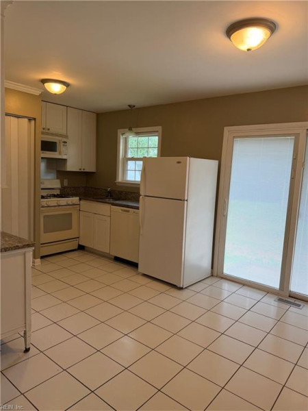 Photo 4 of 20 residential for sale in Hampton virginia