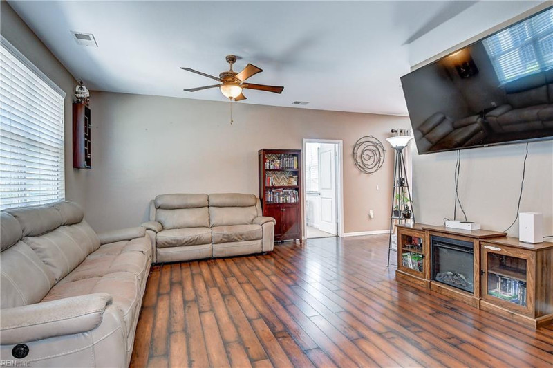 Photo 5 of 35 residential for sale in Chesapeake virginia