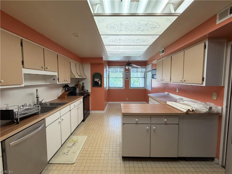 Photo 8 of 17 residential for sale in Virginia Beach virginia