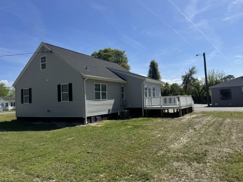Photo 3 of 46 residential for sale in Suffolk virginia