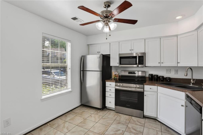 Photo 11 of 23 residential for sale in Chesapeake virginia