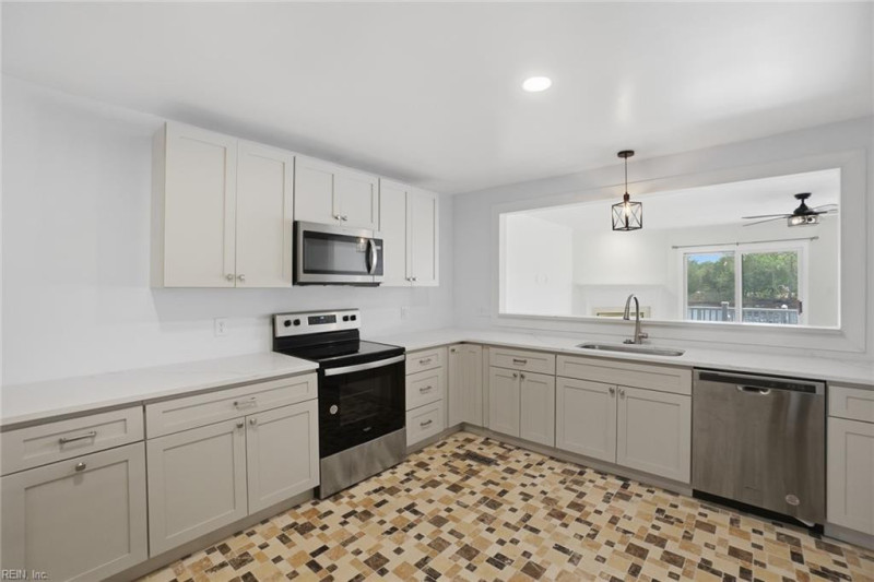 Photo 3 of 33 residential for sale in Chesapeake virginia