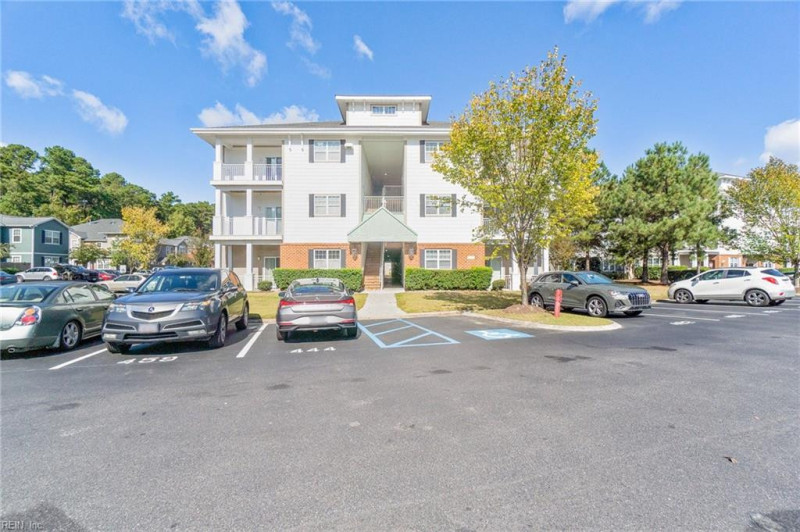 Photo 3 of 21 residential for sale in Chesapeake virginia