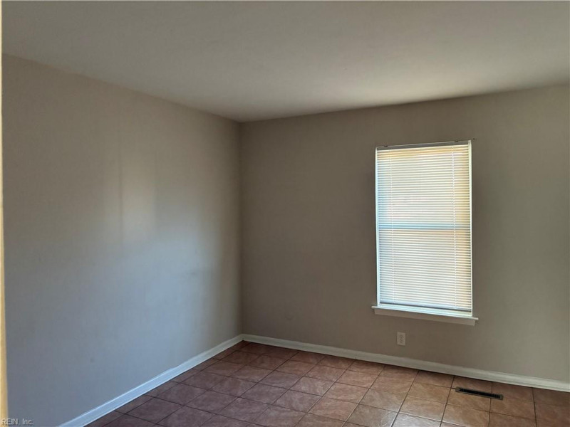 Photo 14 of 19 residential for sale in Chesapeake virginia
