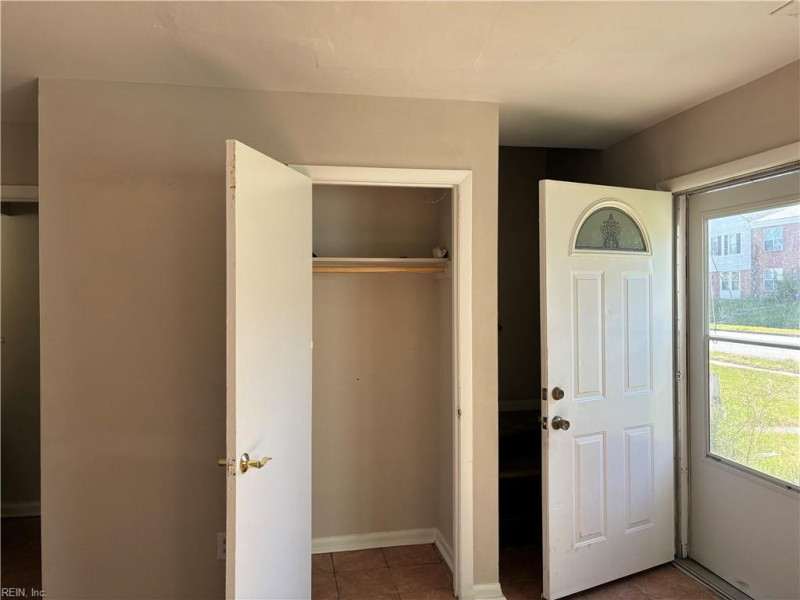Photo 3 of 19 residential for sale in Chesapeake virginia