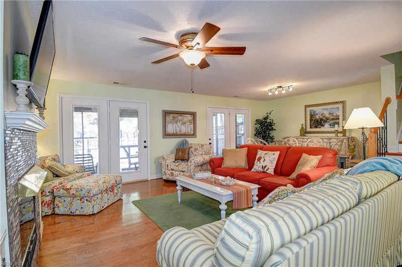 Photo 3 of 34 residential for sale in Chesapeake virginia