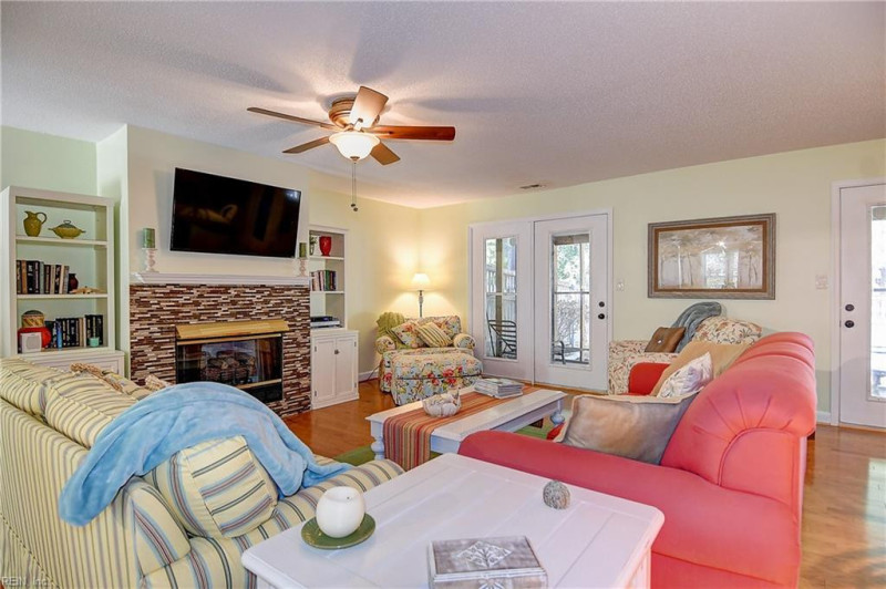 Photo 4 of 34 residential for sale in Chesapeake virginia