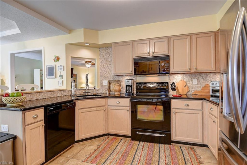 Photo 7 of 34 residential for sale in Chesapeake virginia