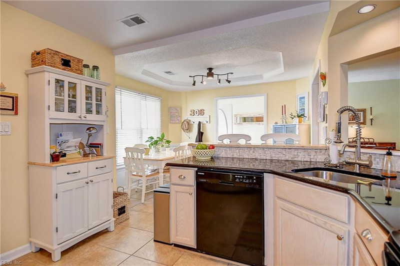 Photo 8 of 34 residential for sale in Chesapeake virginia