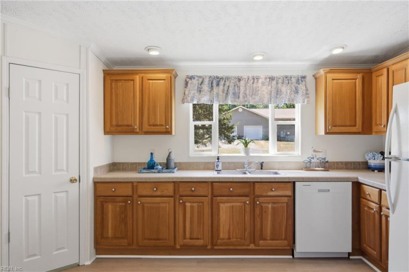 Photo 10 of 46 residential for sale in Middlesex County virginia