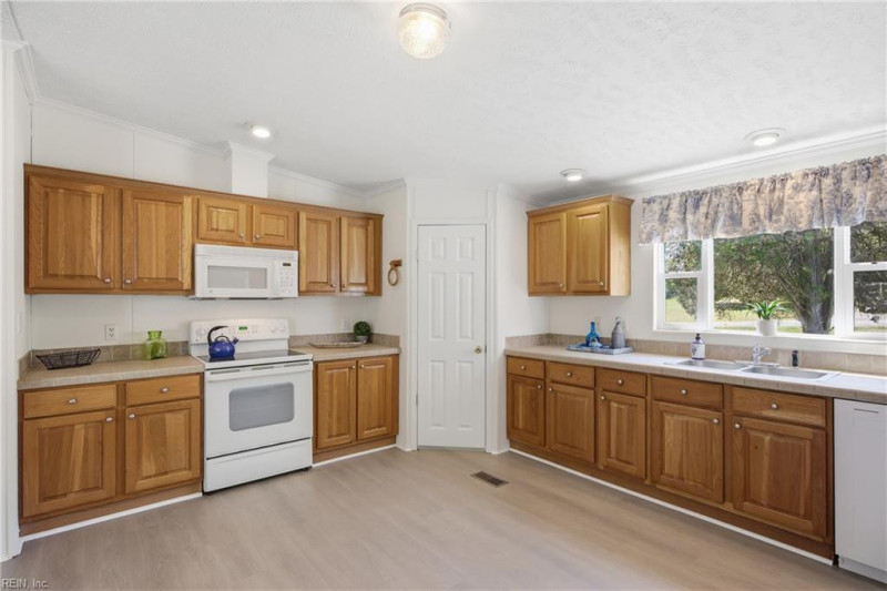 Photo 9 of 46 residential for sale in Middlesex County virginia