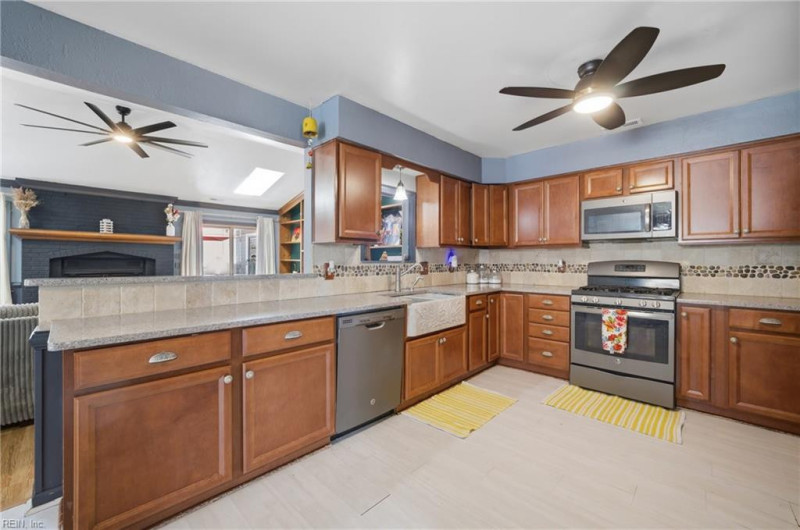 Photo 5 of 39 residential for sale in Virginia Beach virginia