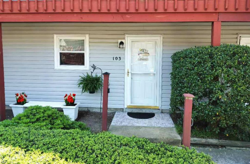 Photo 2 of 32 residential for sale in Virginia Beach virginia