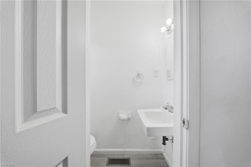 Photo 6 of 16 residential for sale in Portsmouth virginia