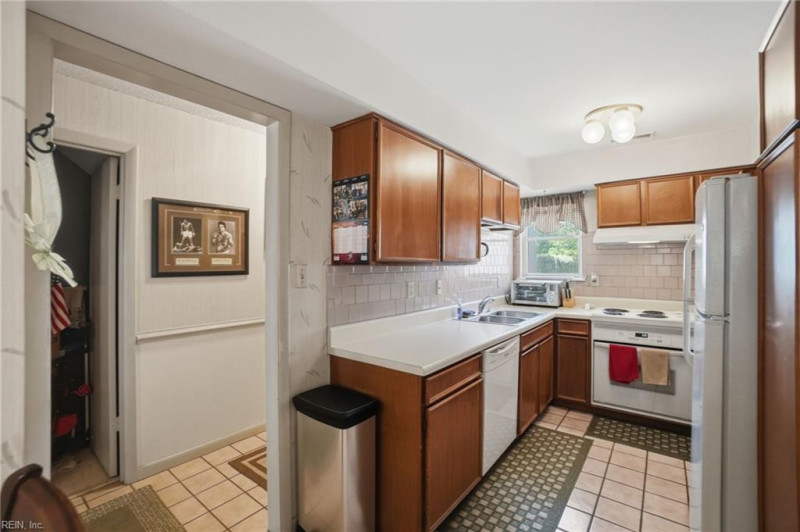 Photo 9 of 33 residential for sale in Virginia Beach virginia
